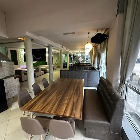 Danita & Diva Restaurant Bbq&pool Bar דירה וארנה